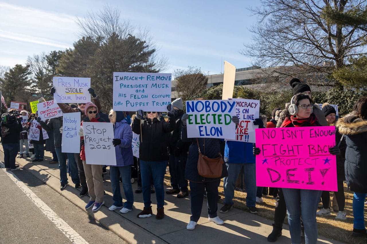 Protest in New York tegen nieuw beleid van de regering-Trump, waaronder het schrappen van initiatieven op het gebied van ‘diversity, equity and inclusion’ (DEI).