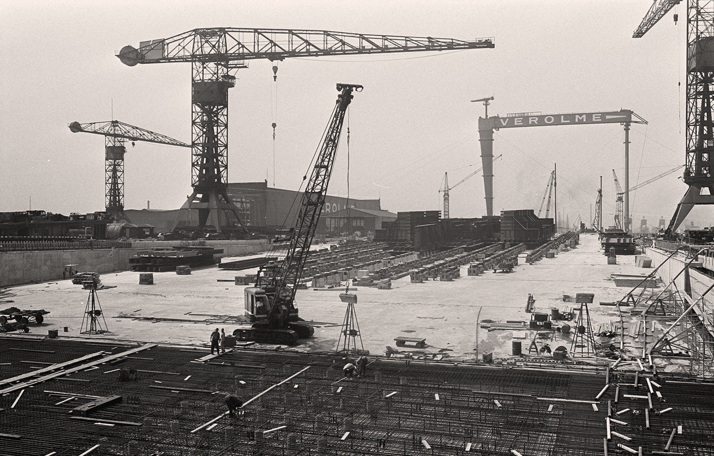 De Nederlandse scheepsbouw bloeide tot in de jaren 60 . Zo werd eind jaren 60 nog een scheepshelling gebouwd door Verolme in Rozenburg. Verolme ging in de jaren 70 op in Rijn-Schelde-Verolme (RSV) en ging ruim tien jaar later ten onder.