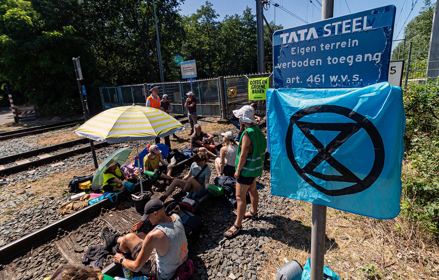 Vanuit de milieubeweging groeide de tegenstand tegen de grootste industriële vervuilers in Nederland. Zo protesteerden Extinction Rebellion en Greenpeace in 2023 bij Tata Steel in IJmuiden.