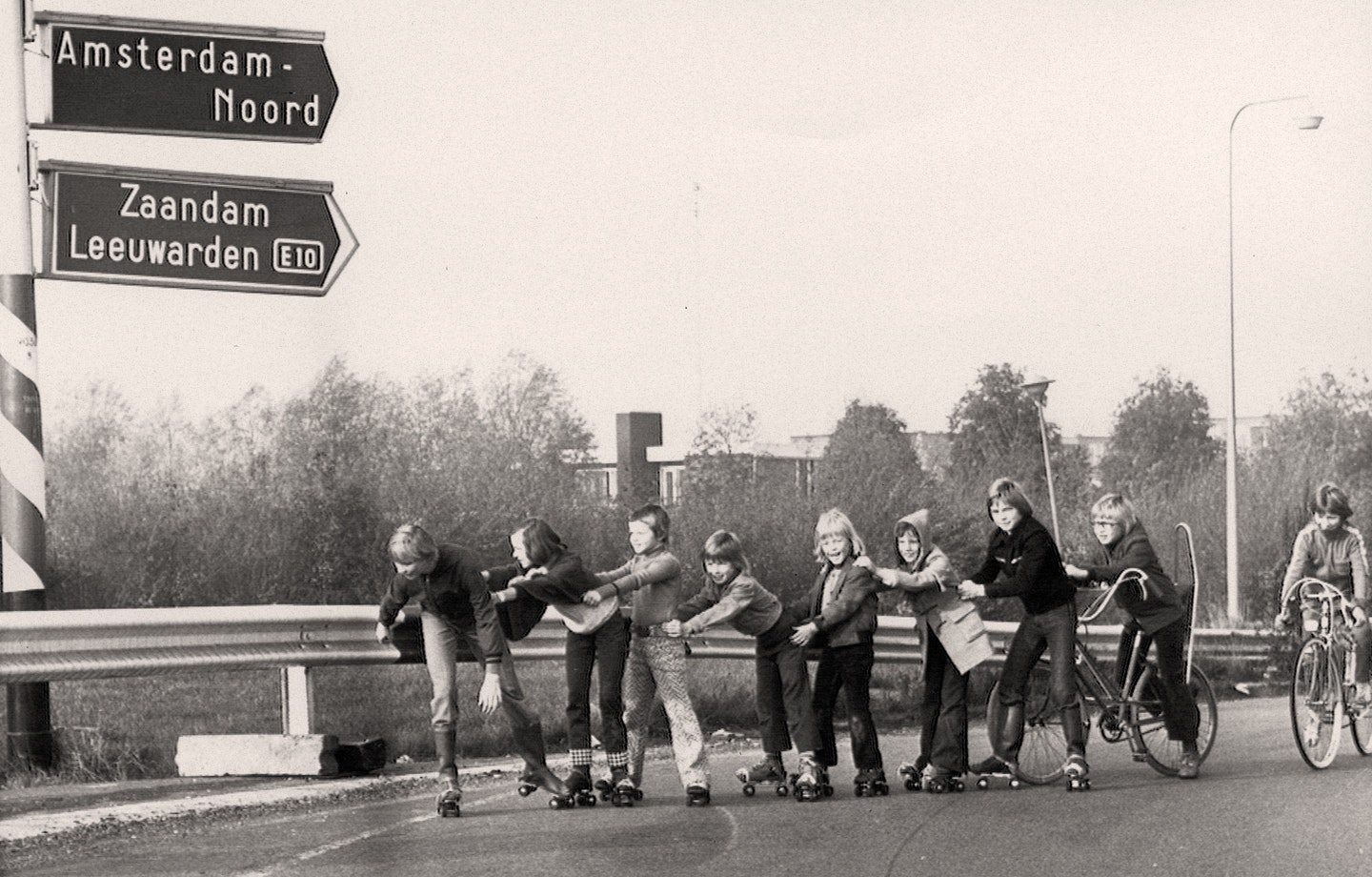 De oliecrisis woog zwaar op de Nederlandse industrie, maar voor kinderen was er lol door te rolschaatsen op de A10 bij Amsterdam tijdens de autoloze zondag op 4 november 1973.