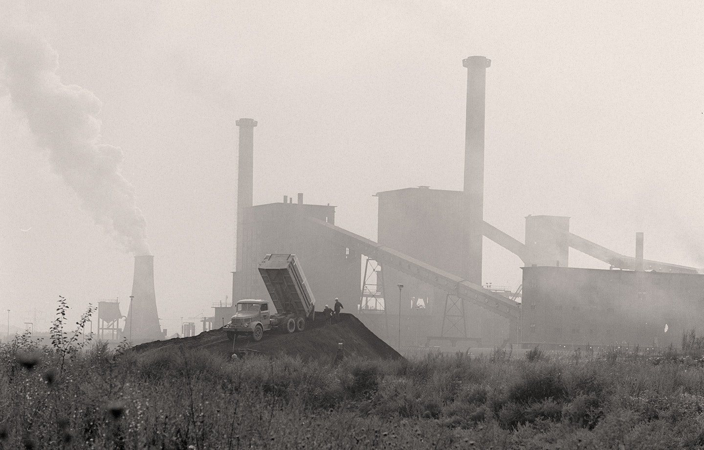 In de jaren 50 beleefde de mijnbouw — hier de cokesfabriek Emma II in de jaren 50 in het Limburgse Beek — hoogtijdagen. In de jaren zestig 60 sluitingen van mijnen.