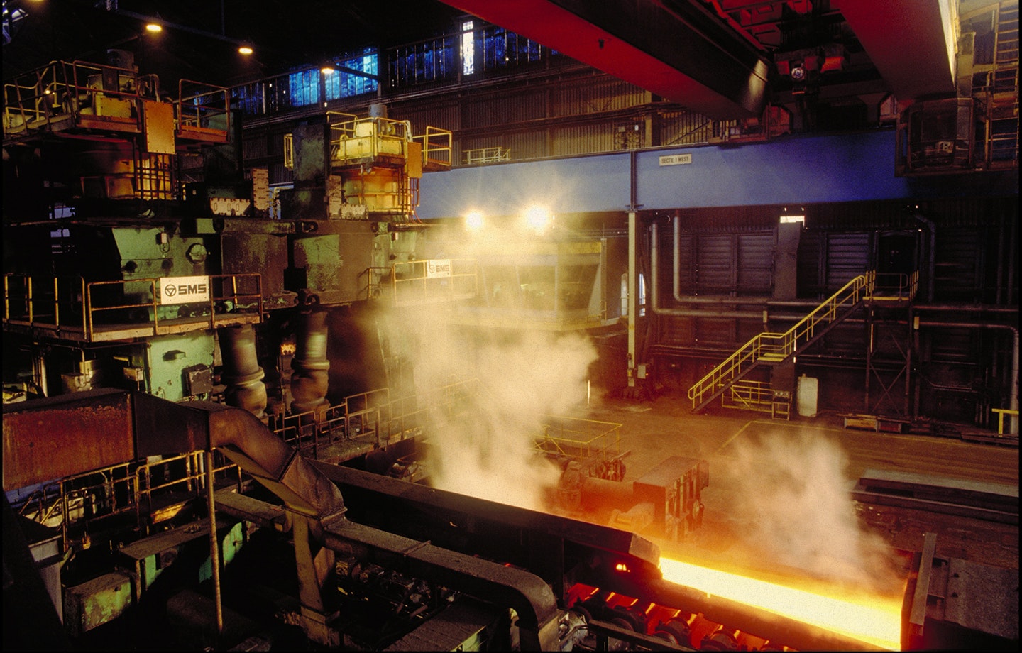 Tegenwoordig heeft de Nederlandse industrie last van de relatief hoge energiekosten, dat leidt tot hoge productiekosten vergeleken met internationale concurrentie. Dat speelt ook Tata Steel Nederland parten.