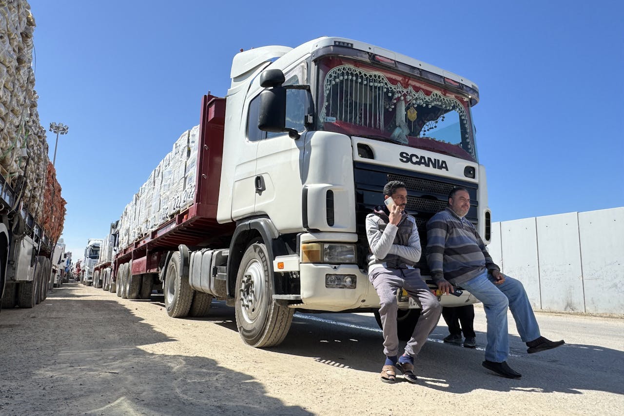 Vrachtwagens met hulpgoederen staan vast bij de grensovergang van Rafah, tussen Gaza en Egypte. Met de blokkade zet Israël Hamas onder druk om akkoord te gaan met een verlenging van de eerste fase van het bestand tussen de twee partijen.