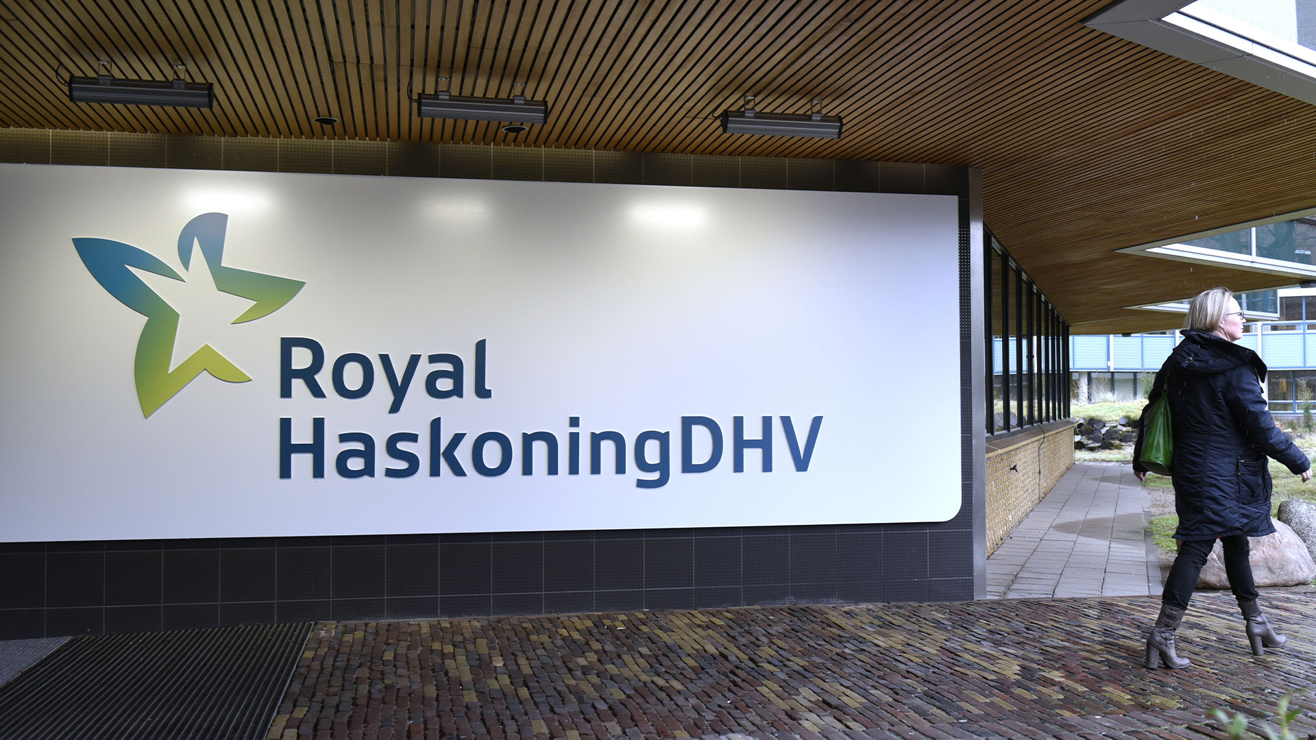 Ingenieursbureau Royal HaskoningDHV laat zijn koninklijke mantel vallen