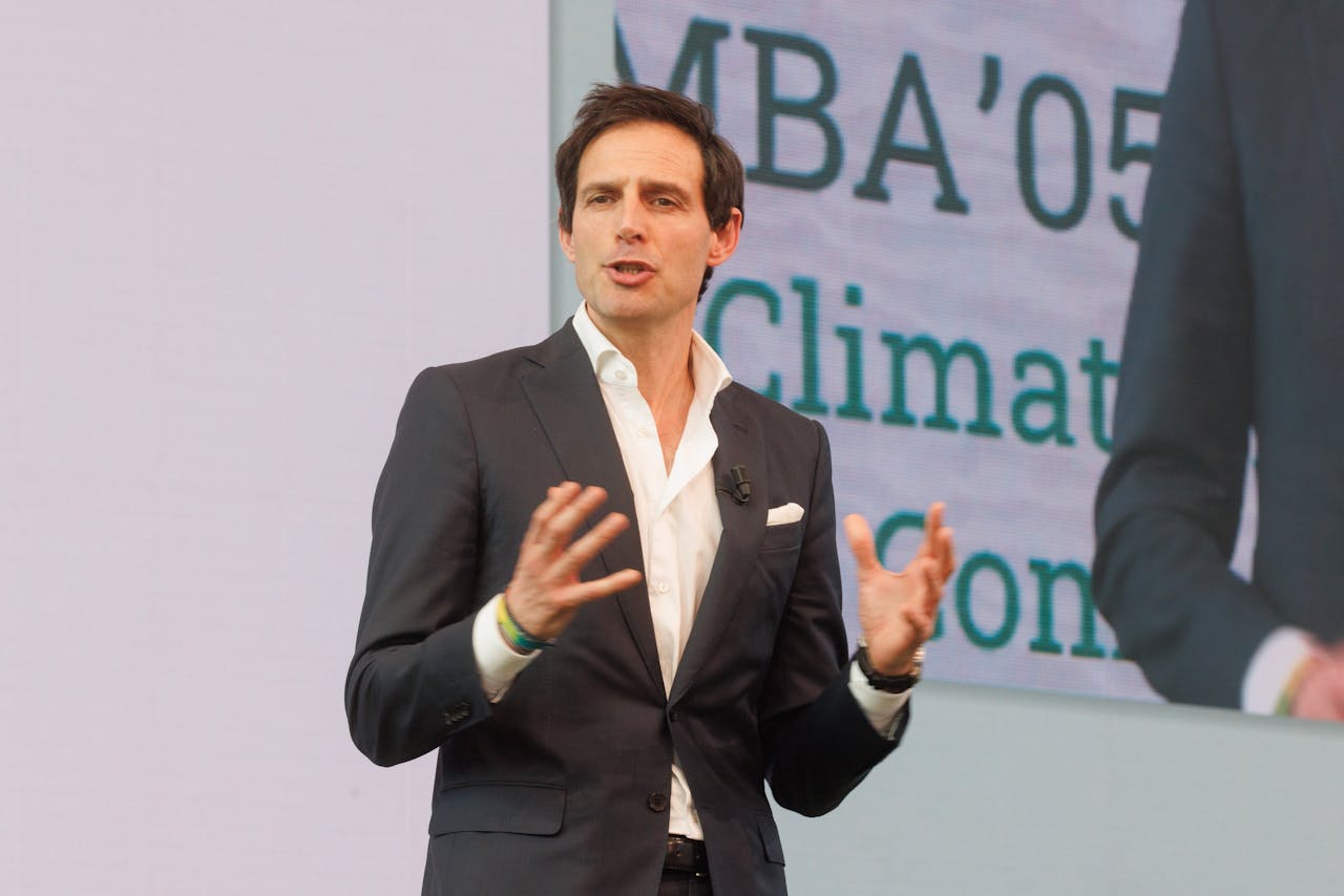O comissário do clima Hoekstra mostra a escala do problema do CO₂.