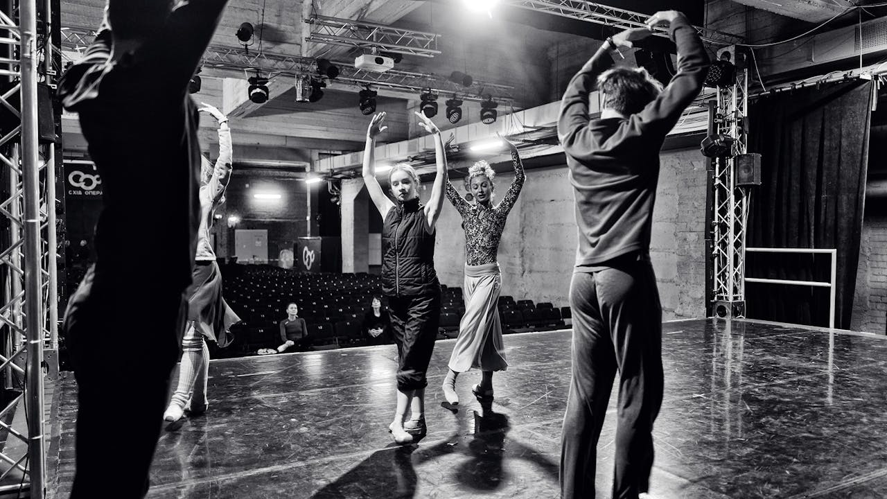 Balletdansers oefenen hun choreografie. Het belang van hun voorstellingen gaat verder dan alleen vermaak.