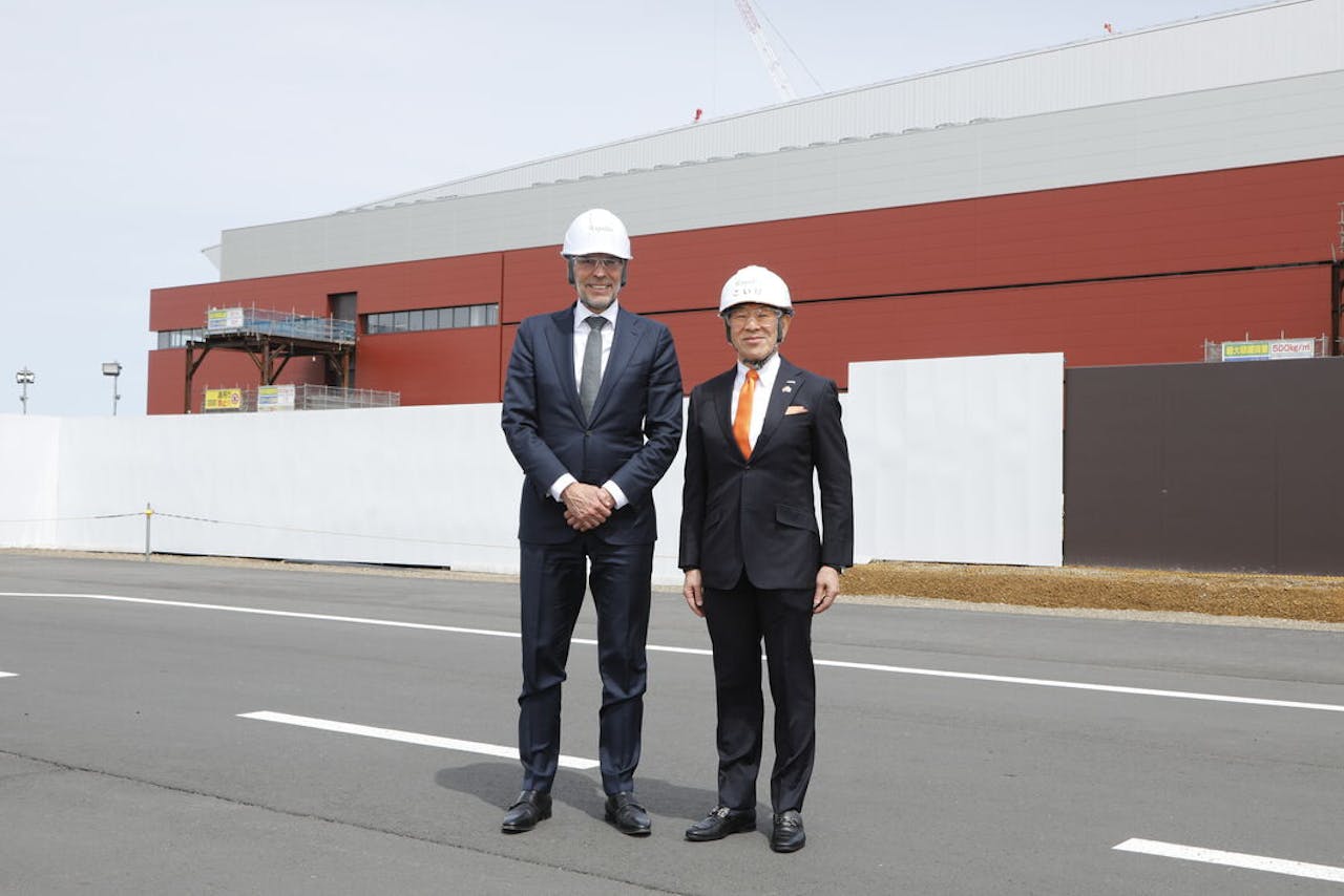 Premier Dick Schoof (l) met ceo Atsuyoshi Koike van chipmaker Rapidus.