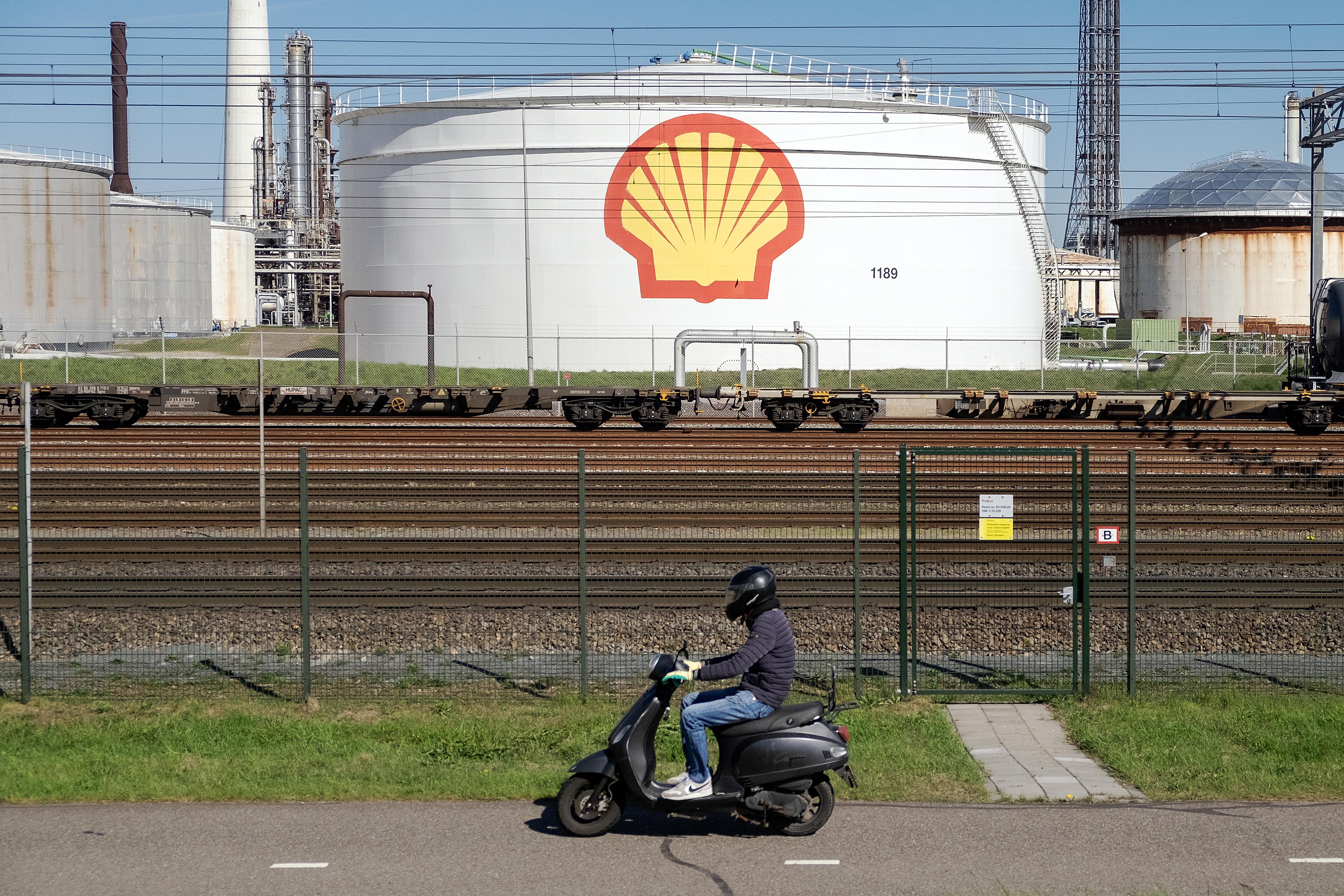 Daling olieprijs raakt Shell, maar dividend lijkt nog niet in gevaar