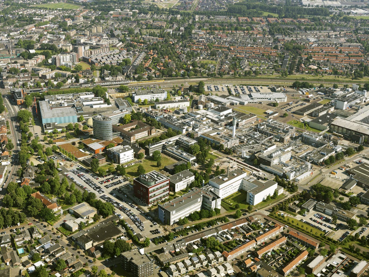 Luchtopname van Oss, waar farmacampus Pivot Park nu 'uit zijn jas groeit'. De intensieve samenwerking tussen bedrijven, overheden en onderwijs maken van Noord-Brabant een innovatieve hotspot.