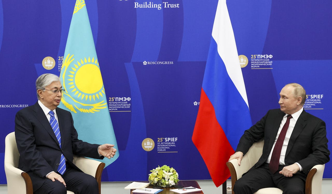De Kazachse president Kassym-Jomart Tokajev (l) en zijn Russische ambtsgenoot Vladimir Poetin, eerder deze zomer op een congres in Sint-Petersburg.