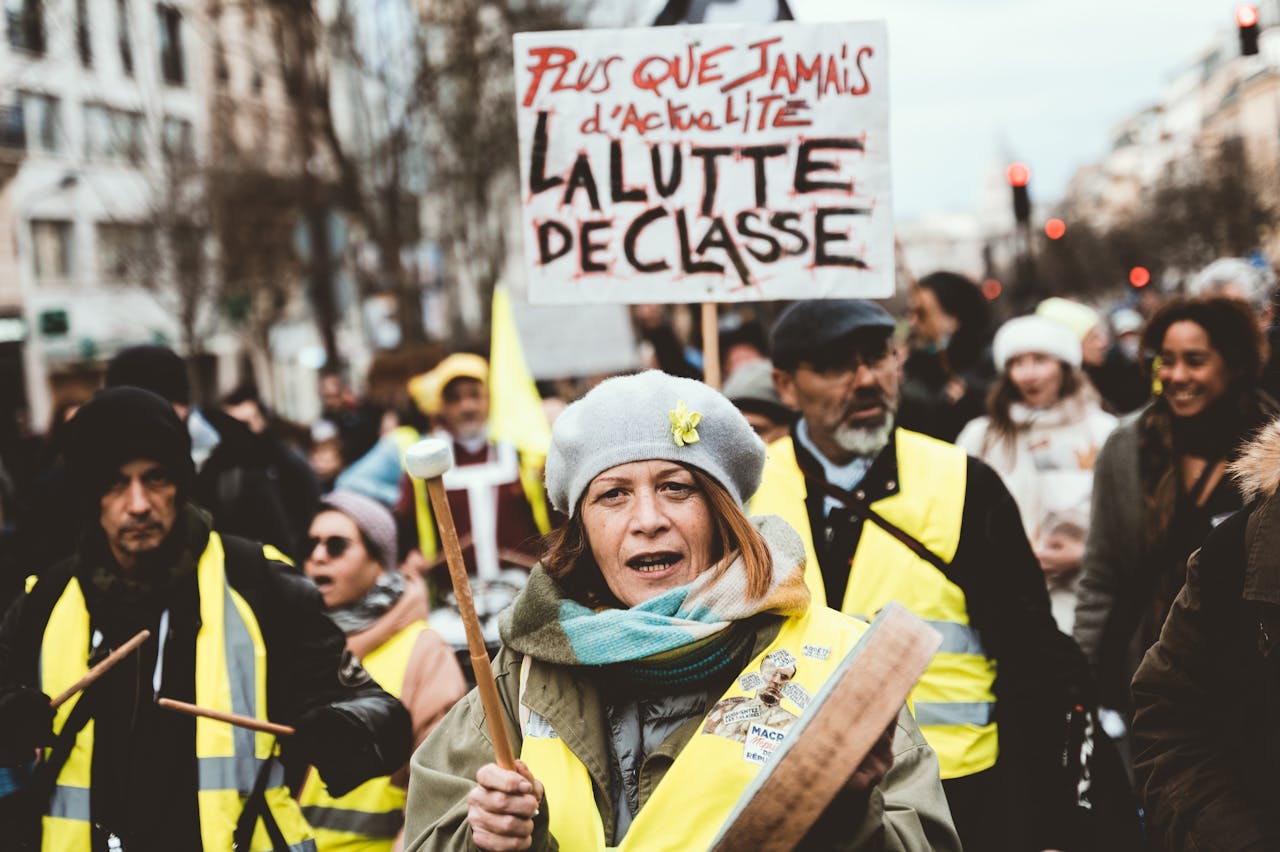 De Franse president Emmanuel Macron verlaagde de belastingdruk, mede door de felle protesten van de zogeheten 'gele hesjes'.