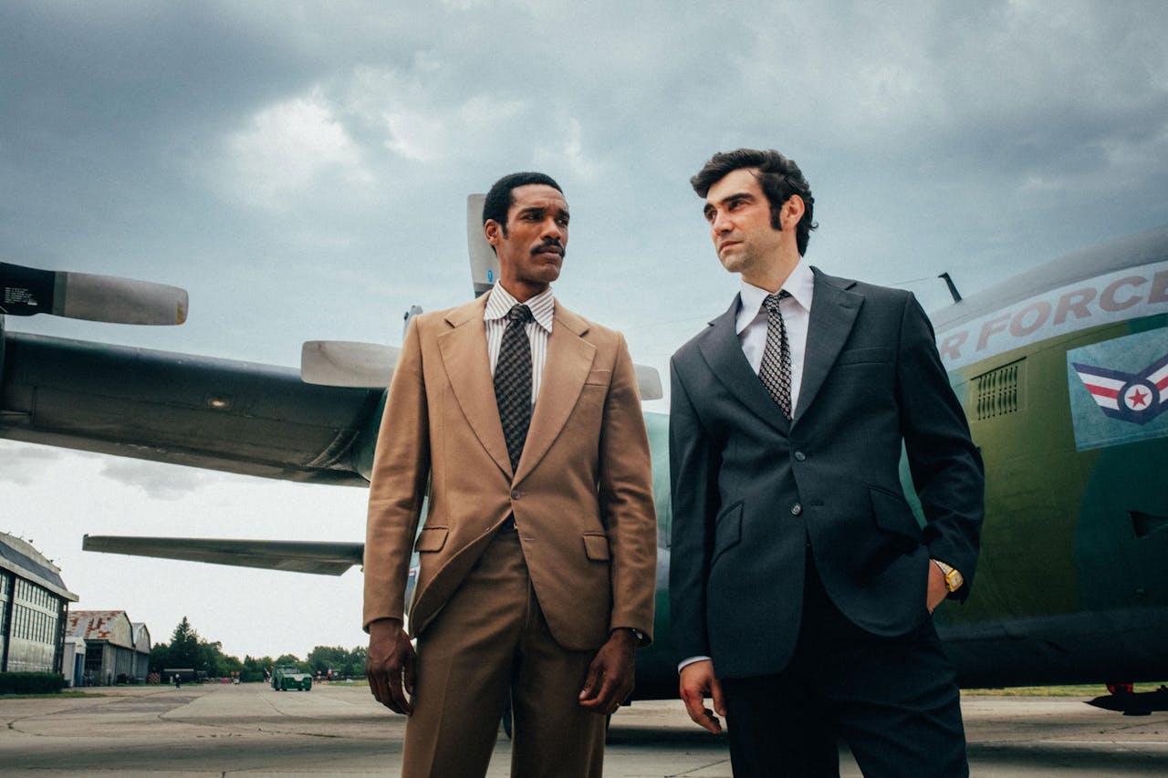 Acteurs Parker Sawyers, die een CIA-agent speelt, en Alec Secareanu.