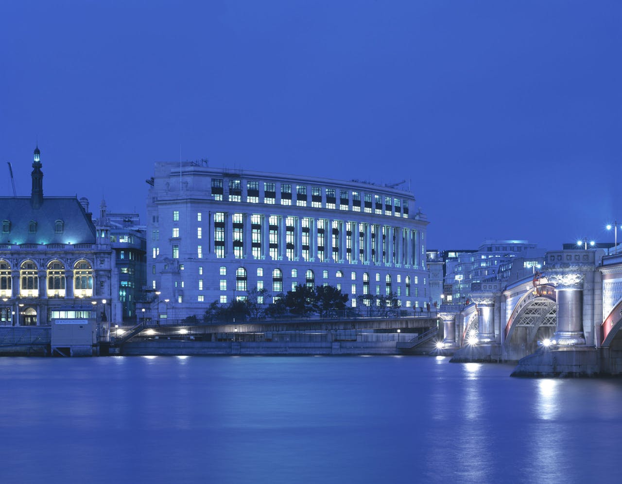 Unilever House in Londen, een monumentaal kantoorgebouw in neoklassieke art-decostijl.
