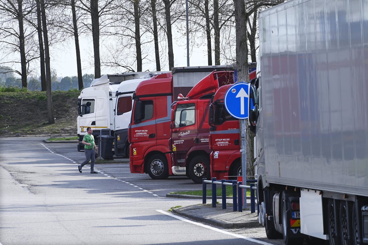 Vrachtwagenchauffeurs rusten op de parkeerplaats in Hoofddorp langs autosnelweg A4.