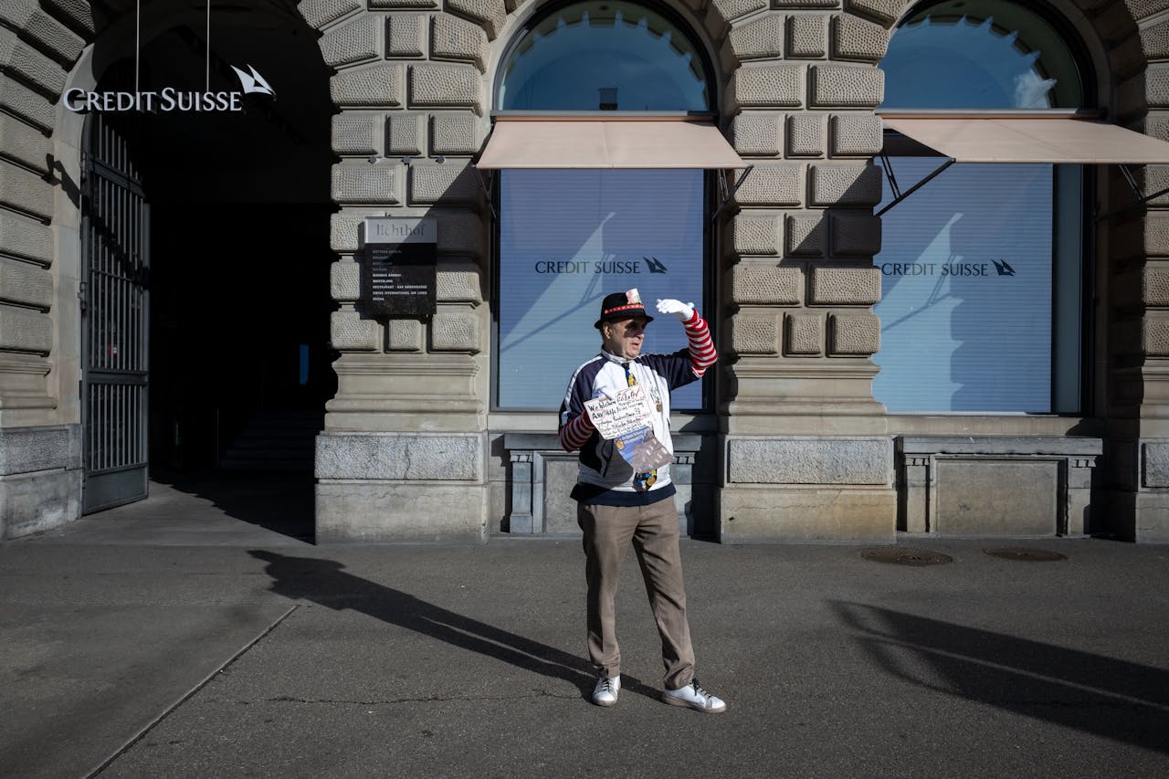 Een man protesteert buiten het hoofdkantoor van Credit Suisse in Zurich.