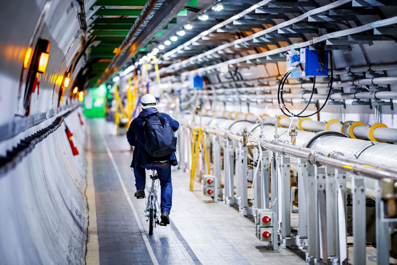 De Large Hadron Collider, gebouwd door de Europese organisatie voor kernonderzoek (Cern), is een ondergrondse deeltjesversneller gebouwd in de buurt van Genève. De Cern zoekt net als de Wageningen Universiteit met zijn computers in een enorme hoeveelheid meetgegevens naar een mogelijke afwijkende niet-perfecte grootheid.