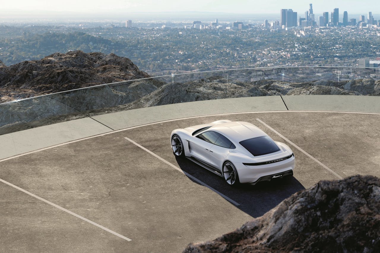 De eerste volledig elektrische Porsche, waarvan tot nu toe alleen het prototype Mission E is getoond, staat over twee jaar in de showroom.