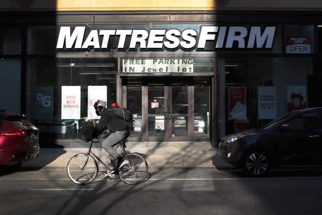 Woonwarenwinkelconcern Steinhoff, onder meer eigenaar van Mattress Firm, is verwikkeld in één van de grootste boekhoudschandalen van de laatste jaren. Beleggers zagen €10 mrd in rook opgaan
