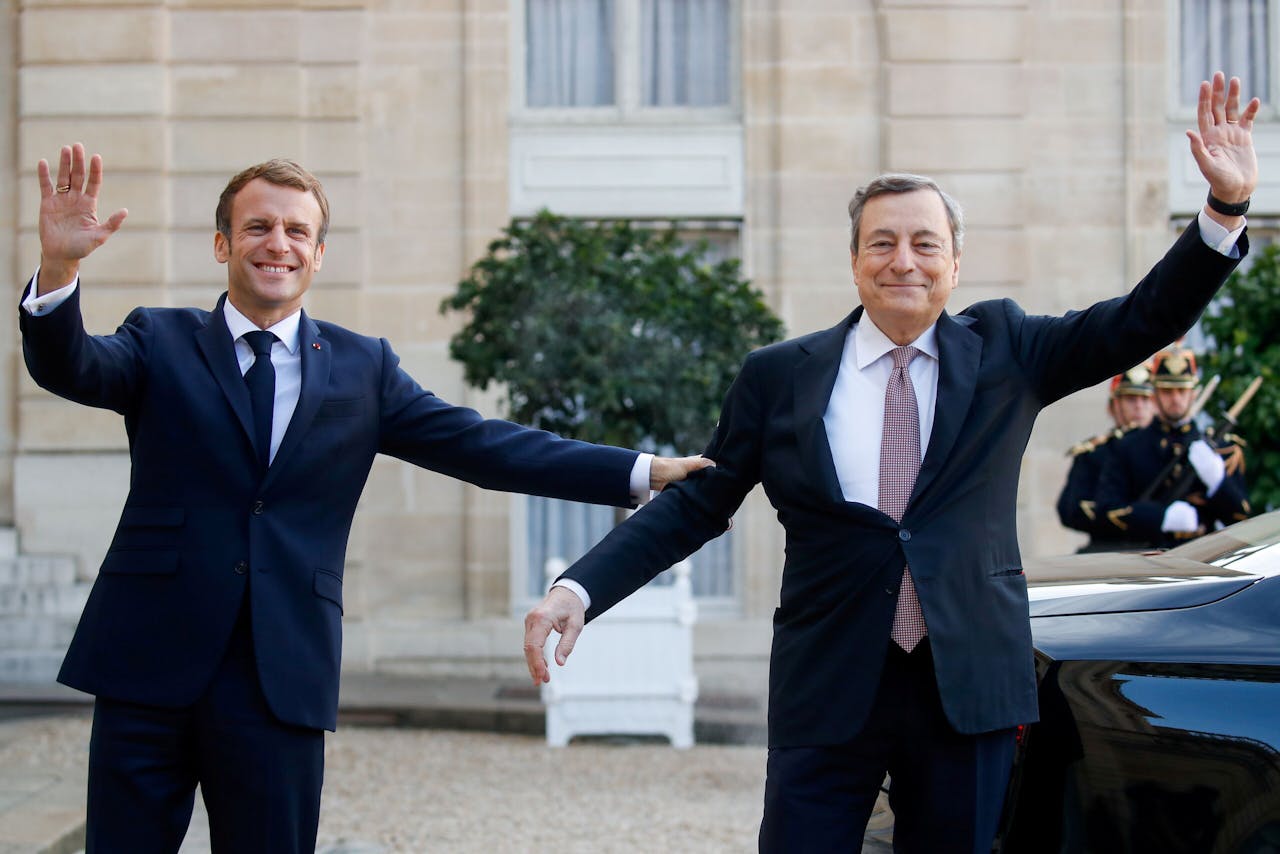 Il presidente francese Emmanuel Macron (a sinistra) e il primo ministro italiano Mario Draghi in un recente incontro a Parigi.