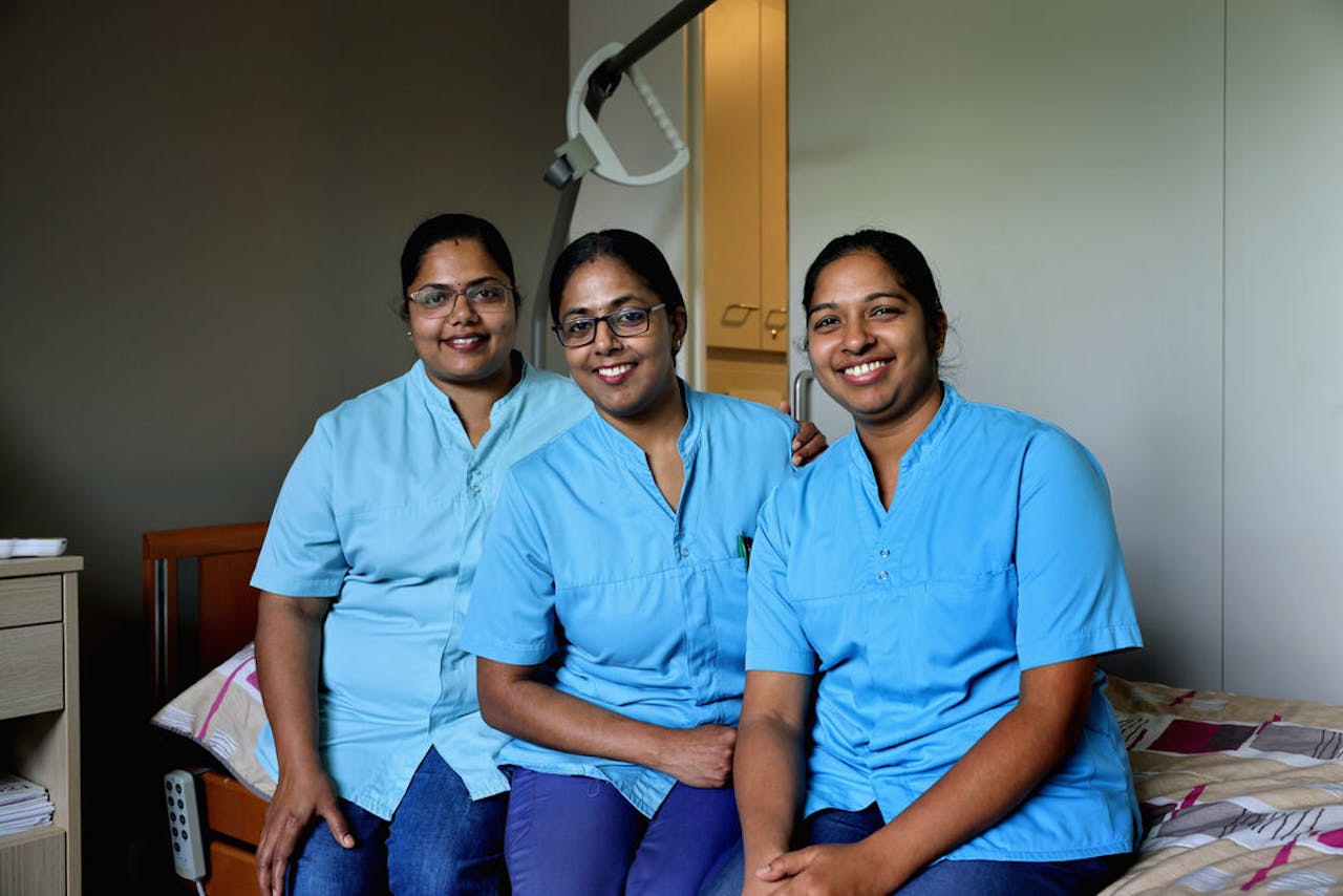 Vlnr: Gayathri, Gouthany en Liya. De drie verpleegsters werken in een woonzorgcentrum in het Belgische Lochristi.
