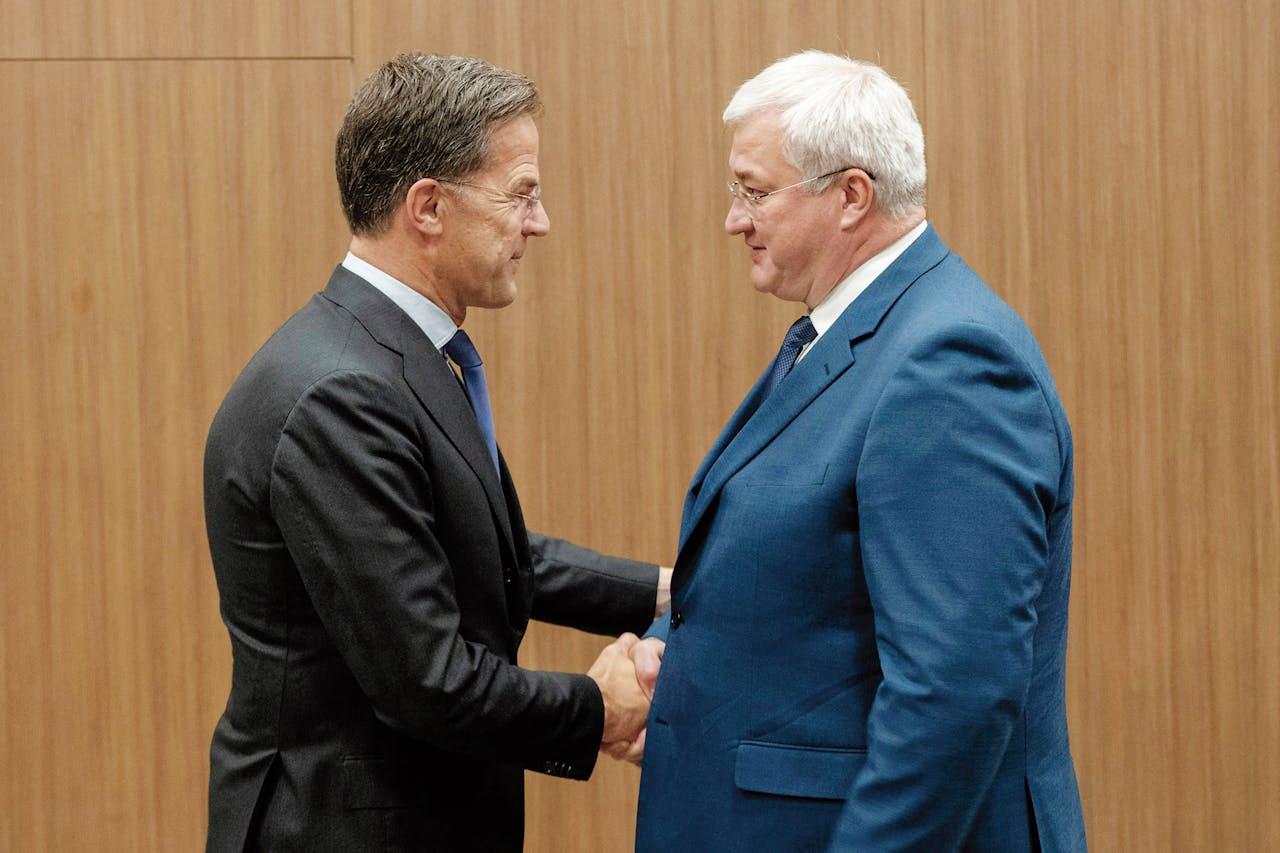 Navo-secretaris-generaal Mark Rutte ontmoet de Oekraïense minister van buitenlandse zaken Andriy Sybiga op de Navo-bijeenkomst in Antalya.