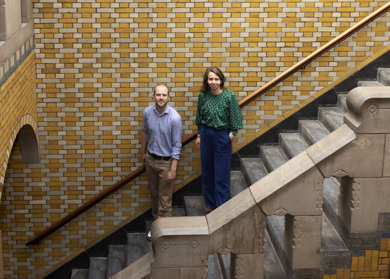 Economen Tijmen de Vos en Vera Vrijmoeth in gebouw De Burcht in Amsterdam, waar het Wetenschappelijk Bureau voor de Vakbeweging zetelt.