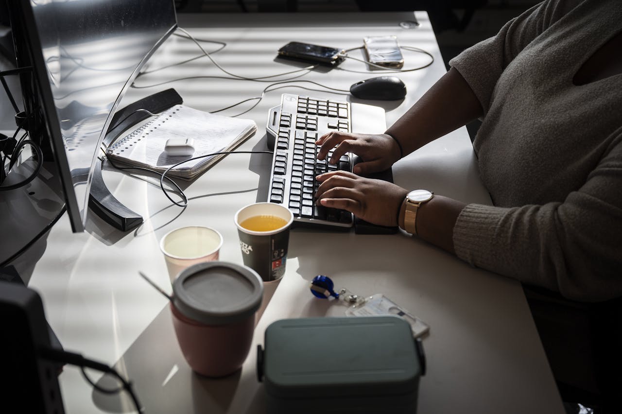 Een vrouw aan het werk achter haar computer.