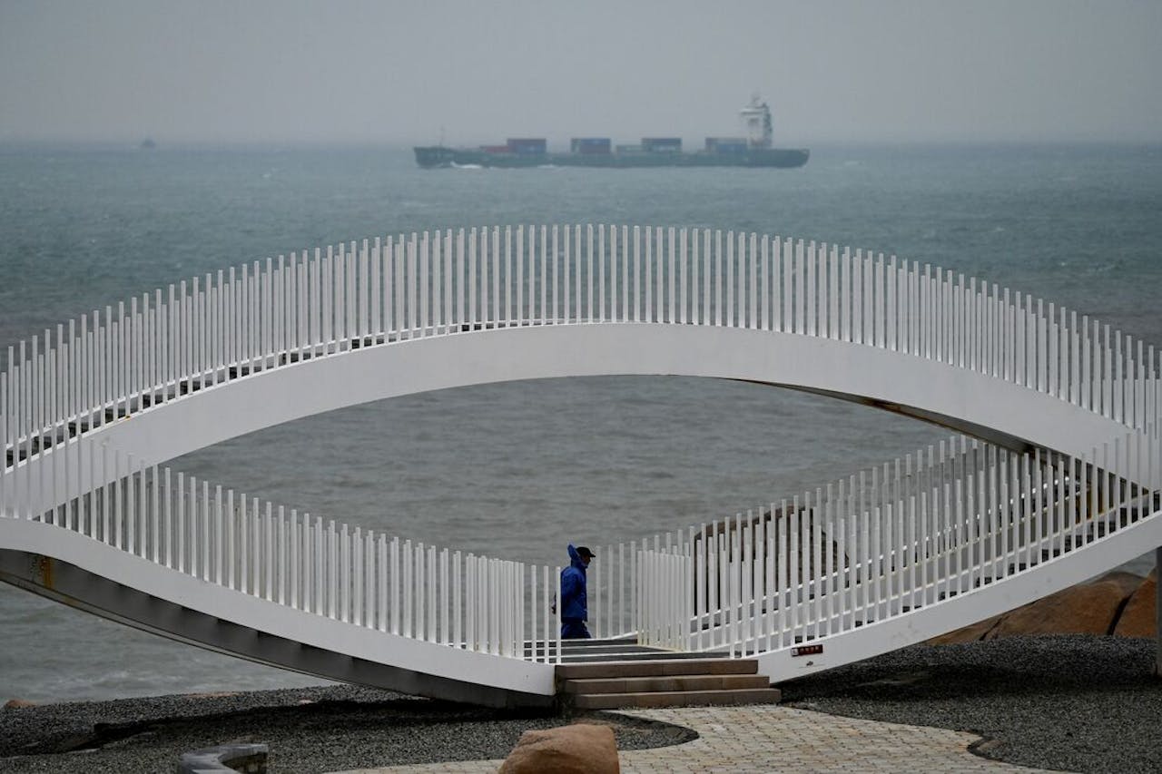 Een vrachtschip in de Straat van Taiwan, gezien vanaf Pingtan Island, dichtbij Taiwan.