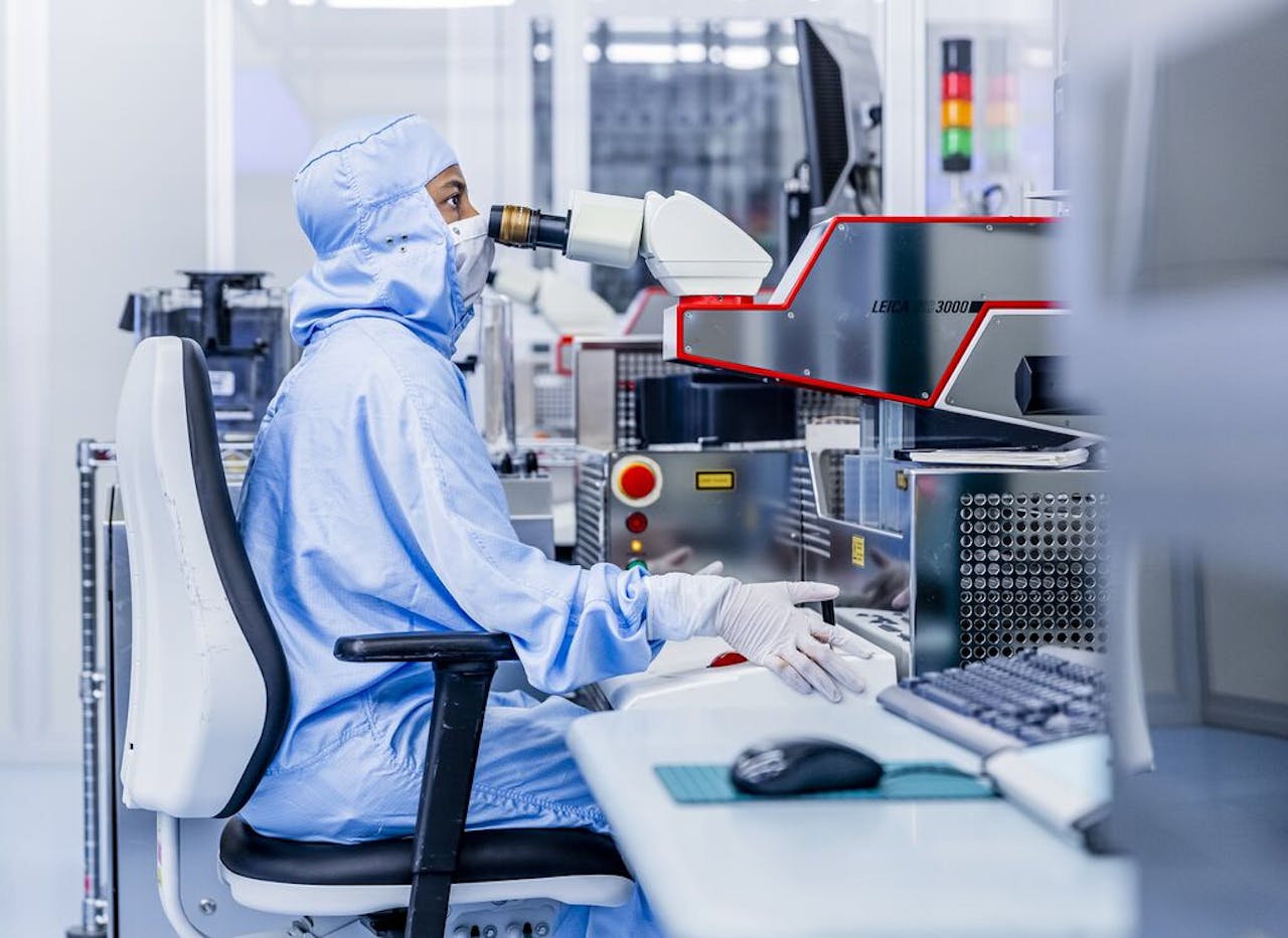 Een medewerker aan het werk in de fabriek van chipproducent NXP in Nijmegen.