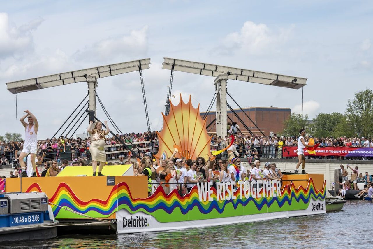 Boot van Deloitte tijdens Pride Amsterdam vorig jaar. In de VS trok het bedrijf zich terug als sponsor van World Pride 2025. Het Nederlandse kantoor is nog wel aanwezig op het Amsterdamse evenement.