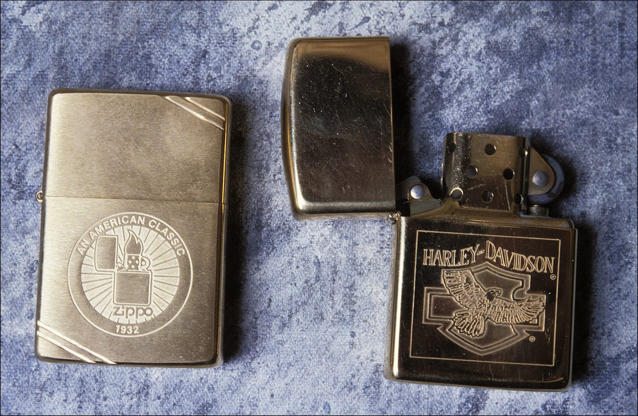 Le premier briquet Zippo de 1932 (l).