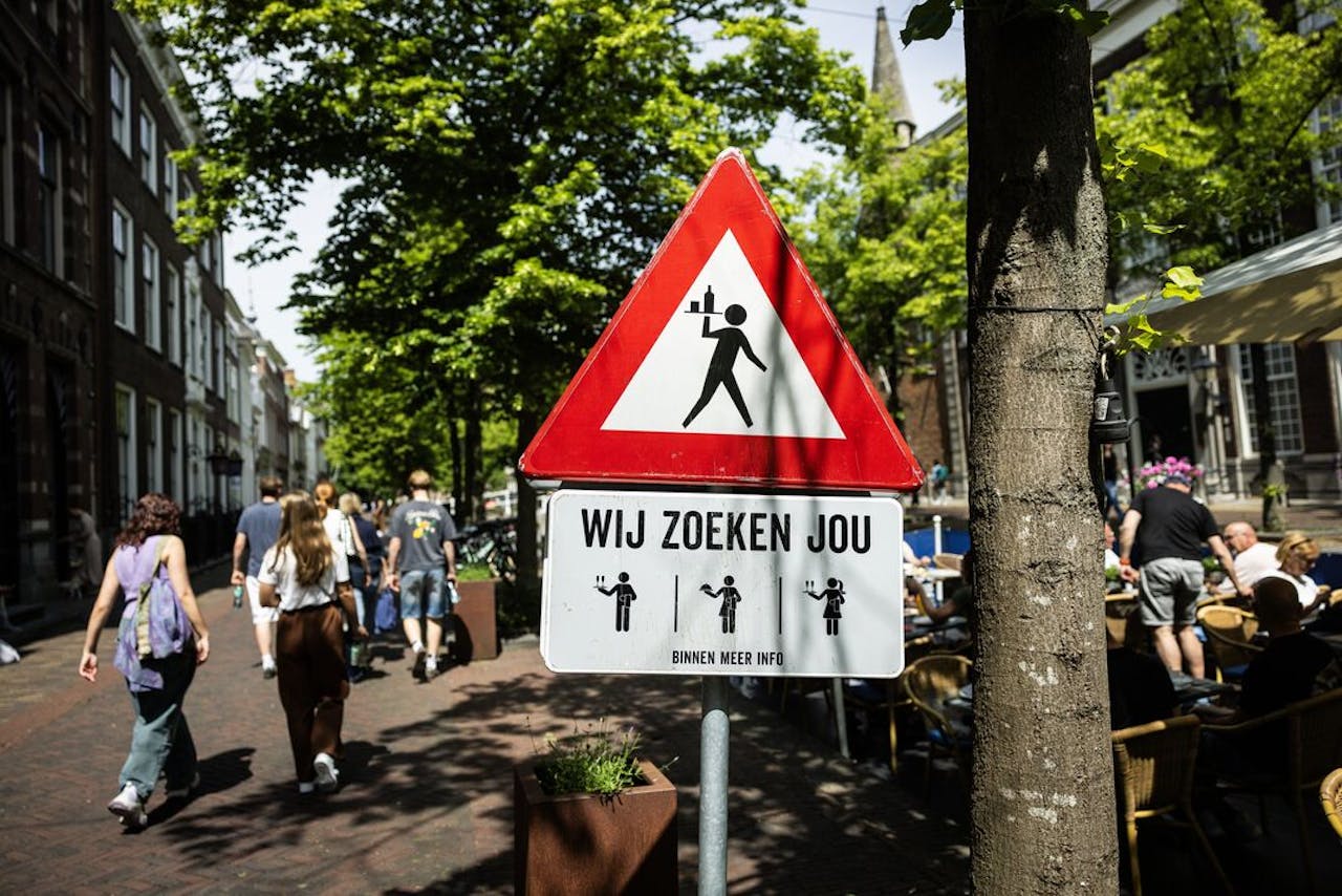 Een bord voor het zoeken naar horecapersoneel in Delft.
