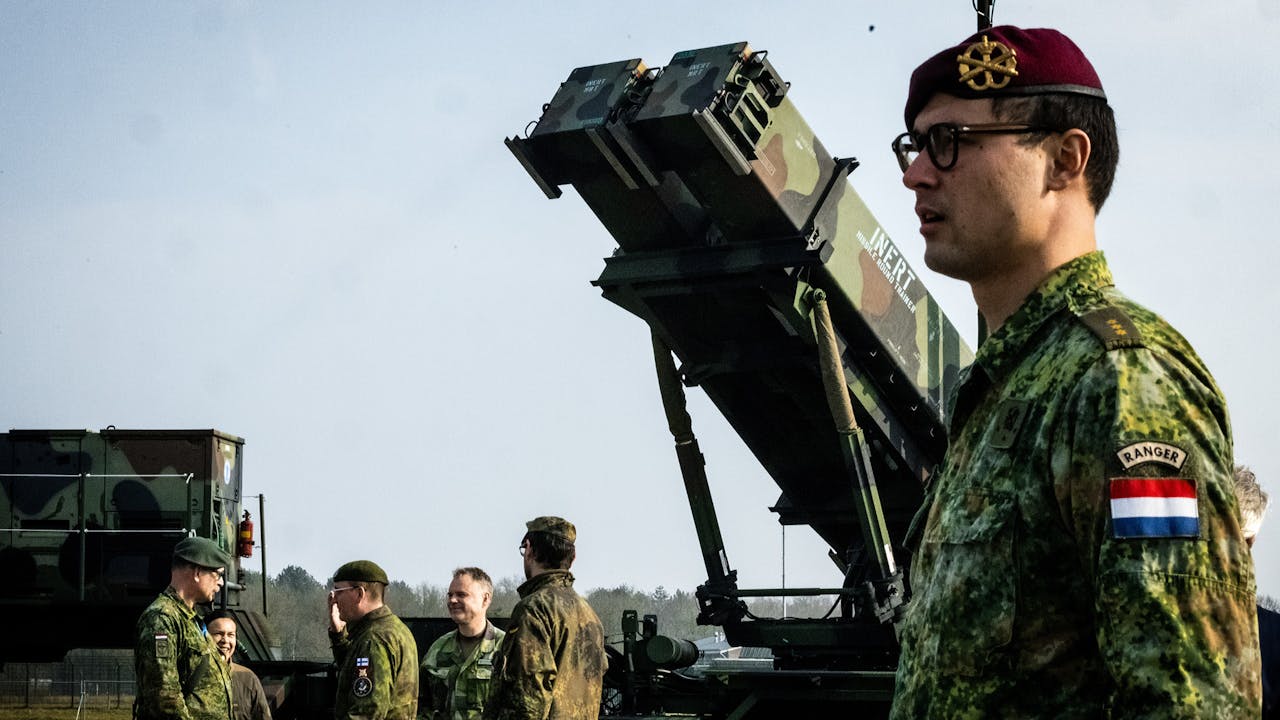 Een Patriot-luchtverdedigingsysteem tijdens een oefening op militaire vliegbasis Vredepeel.