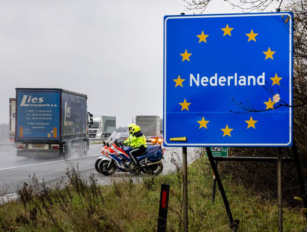 Motorrijders van de marechaussee op de eerste dag van de grenscontroles.