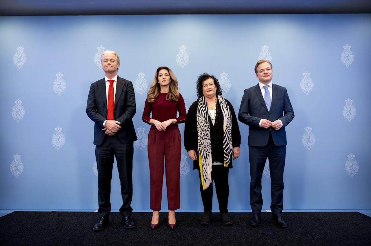 Geert Wilders (PVV), Dilan Yesilgoz (VVD), Caroline van der Plas (BBB) en Pieter Omtzigt (NSC) bij de presentatie van het hoofdlijnenakkoord.