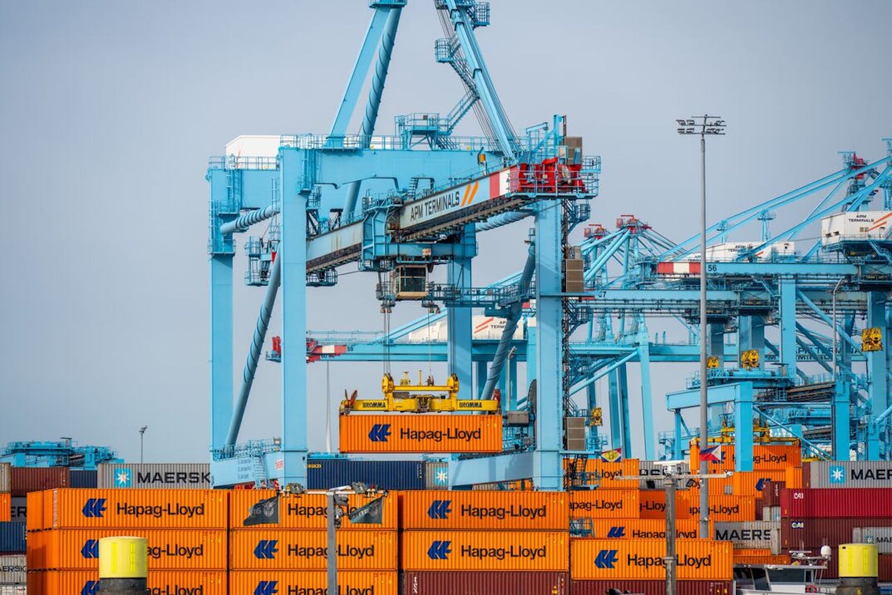 De Maasvlakte in Rotterdam. Meer onzekerheid en een lagere wereldhandelsgroei remmen dit jaar de economie af via een druk op de investeringen en uitvoer.