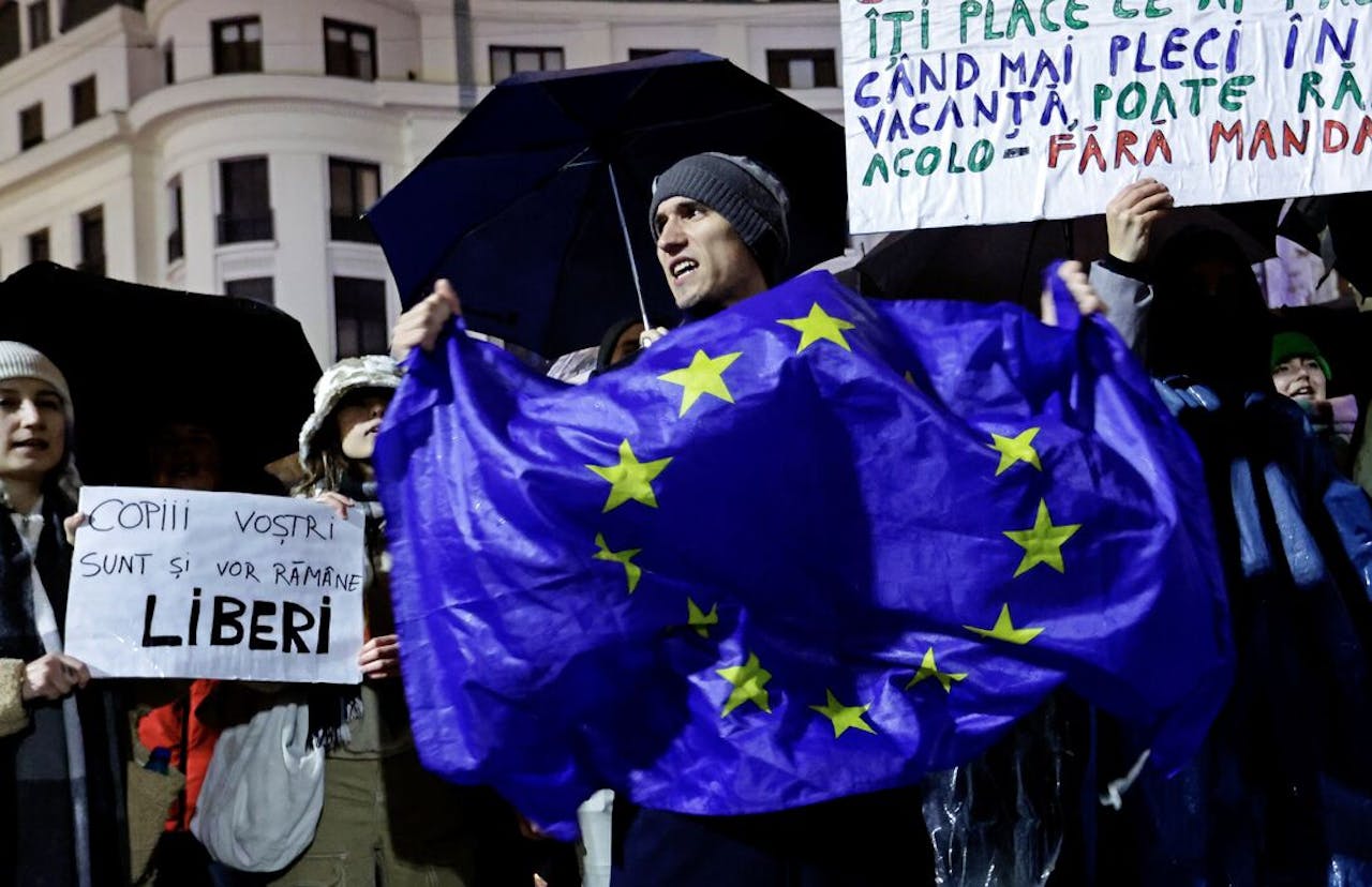Een Roemeense demonstrant met een EU-vlag protesteerde vorig jaar tegen de rechtse presidentskandidaat Calin Georgescu. Die won de verkiezingen, maar dat werd na berichten over Russische inmenging via onder meer TikTok door het constitutioneel hof teruggedraaid.