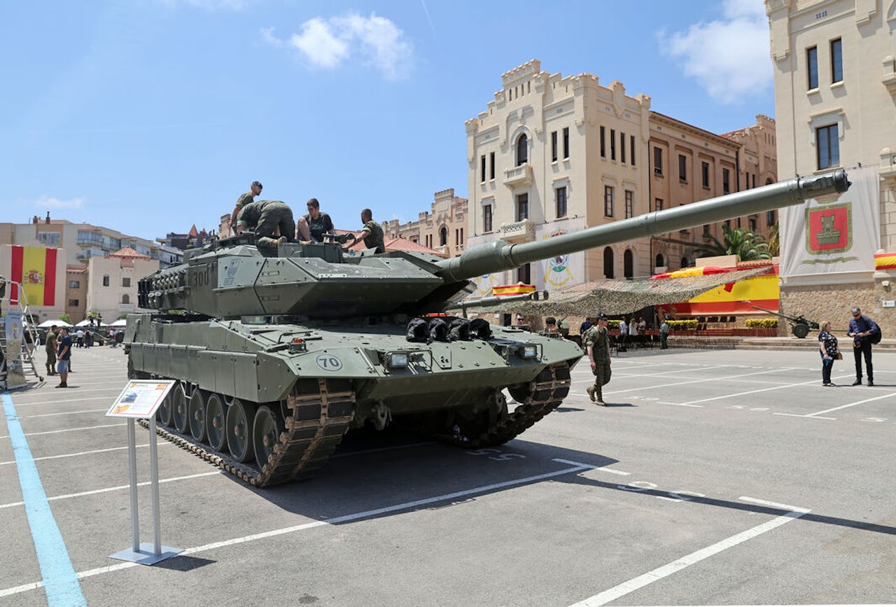 Een Centauro-gevechtsvoertuig van het Spaanse leger. Navo-lidstaten willen veel meer geld aan defensie uitgeven, maar de wijze van financiering is een heet hangijzer.