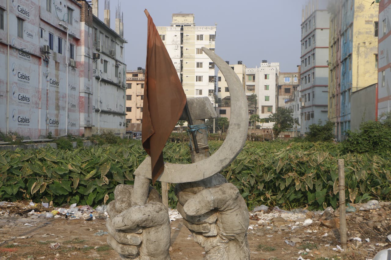 Pomnik upamiętniający pracowników, którzy zginęli w zawalonej fabryce tekstyliów Rana Plaza w Dhace w Bangladeszu. Tragedia doprowadziła do europejskich propozycji, które zmuszają firmy do zwracania większej uwagi na warunki pracy u dostawców.