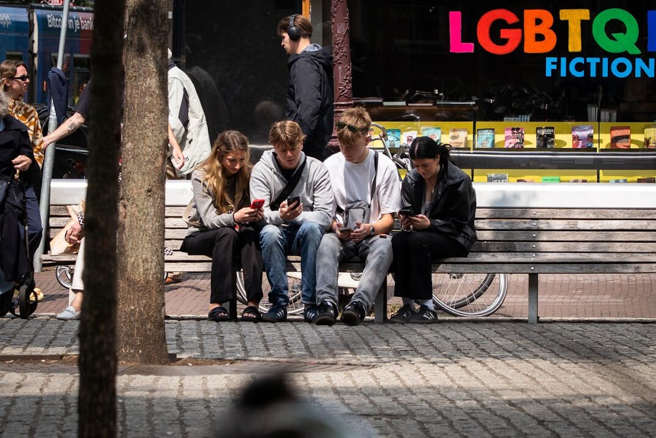 Jongeren halen hun nieuws nu hoofdzakelijk van sociale media en kennen de traditionele nieuwsmerken nauwelijks.