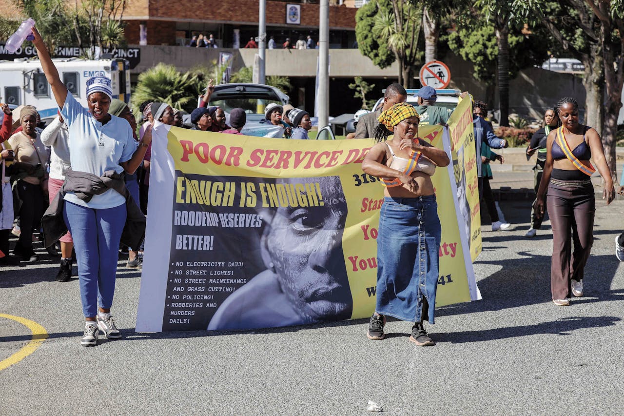 Een protest eind vorige maand in Johannesburg. De betogers eisen dat de basisvoorzieningen in hun stad worden aangepakt en willen meer initiatieven van de overheid om de economische groei te versterken.