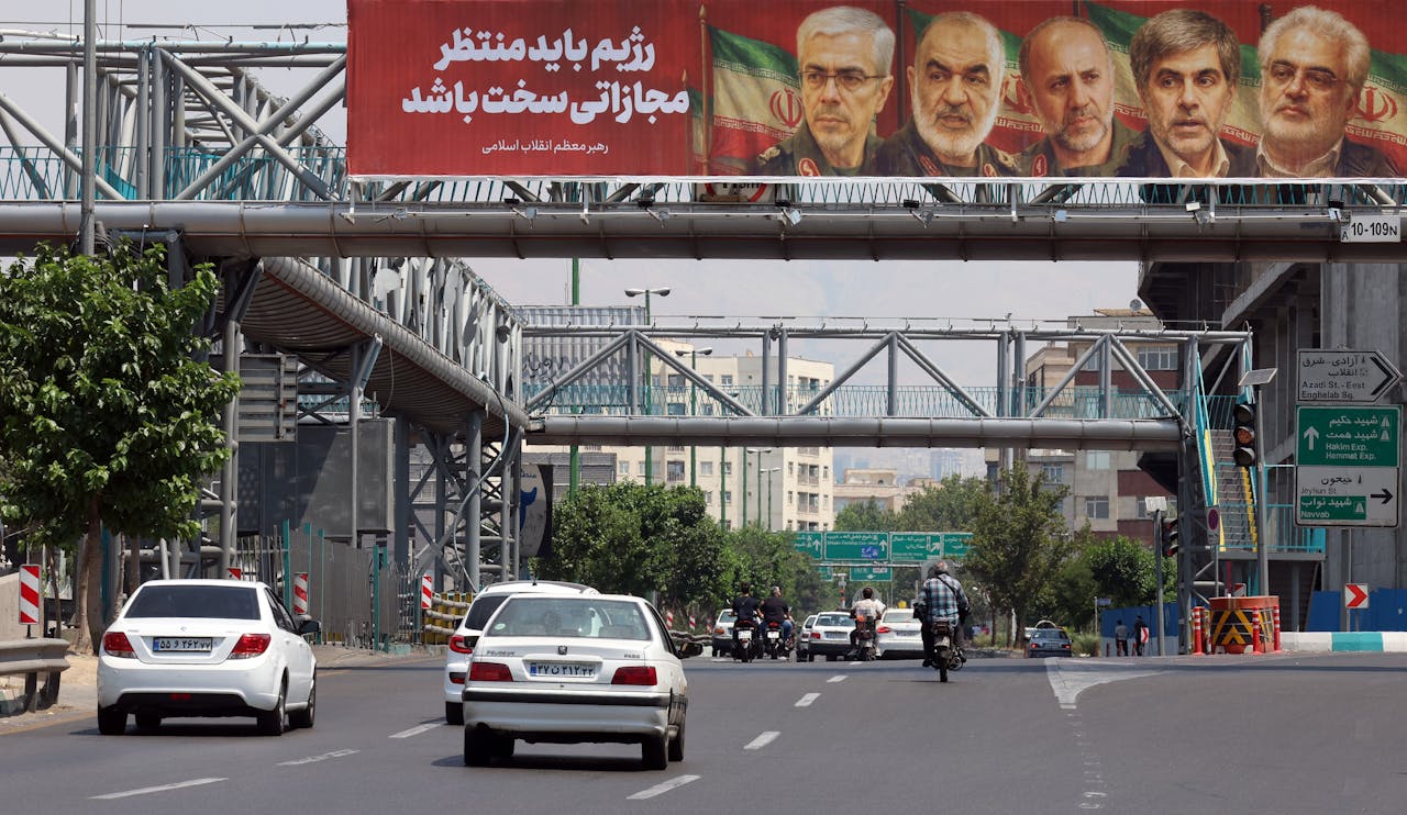 Een spandoek in Teheran ter nagedachtenis aan de generaals en nucleaire wetenschappers die bij Israëlische aanvallen zijn omgekomen. ‘Israël staat een zware straf te wachten’, luidt de tekst.