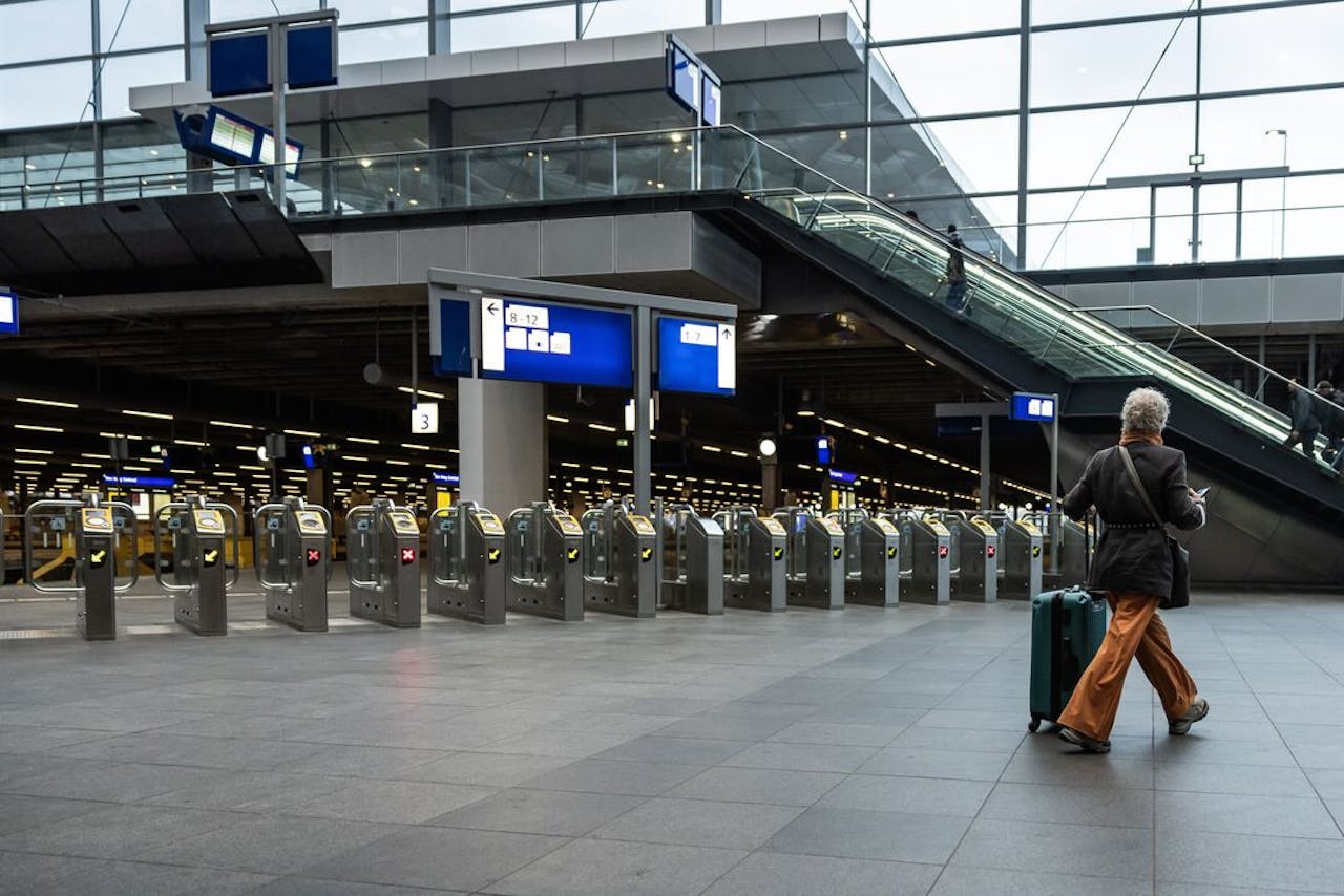 Een enkele reiziger op station Den Haag Centraal tijdens een eerdere staking van NS-personeel..