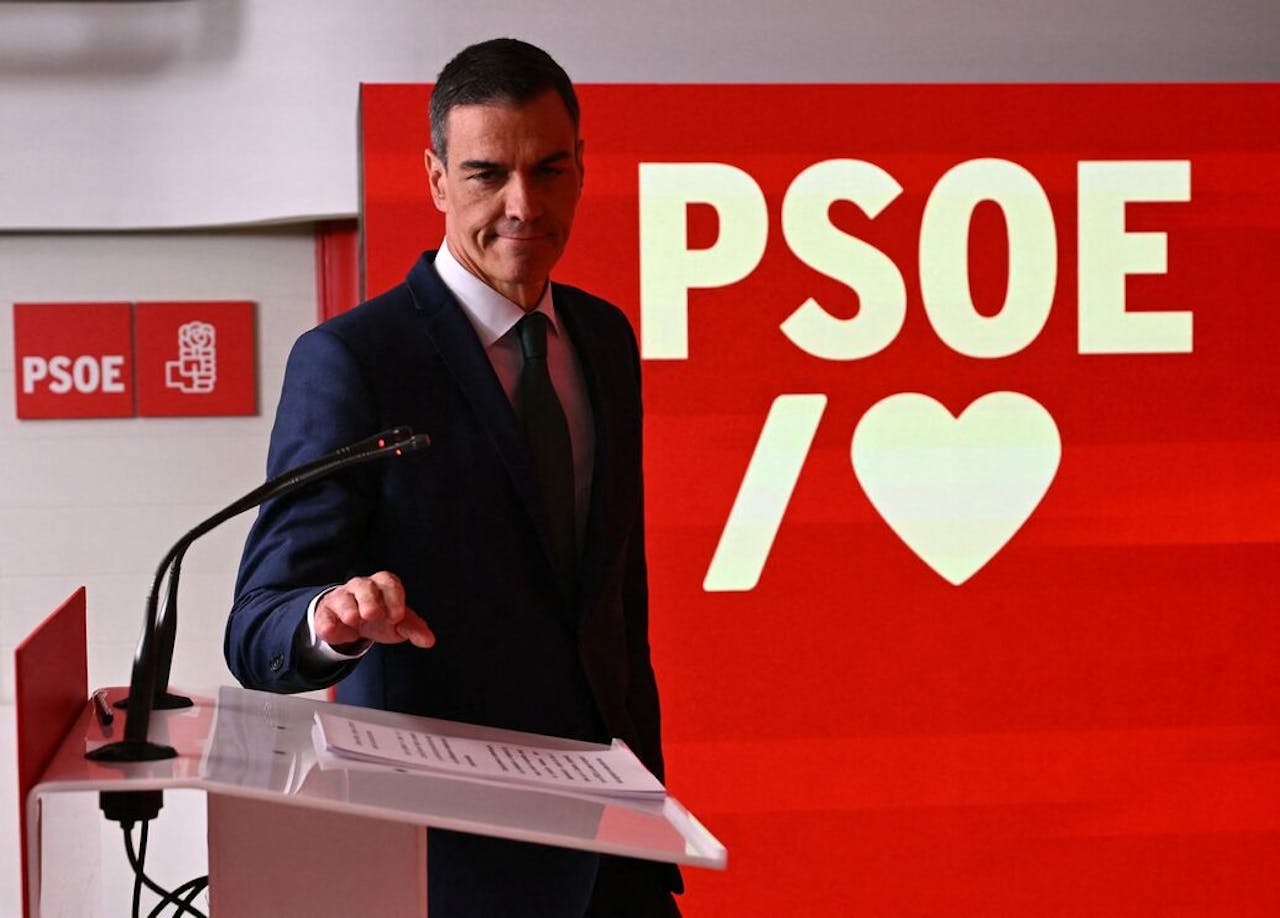 Premier Pedro Sánchez voor aanvang van zijn speech van maandag.