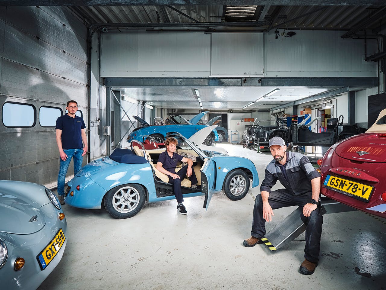 In hun werkplaats in Voorhout bouwen Tim Schutte, Richard Holleman en Niels van Dril (v.l.n.r.) elektrische cabrio’s onder de merknaam Carice.