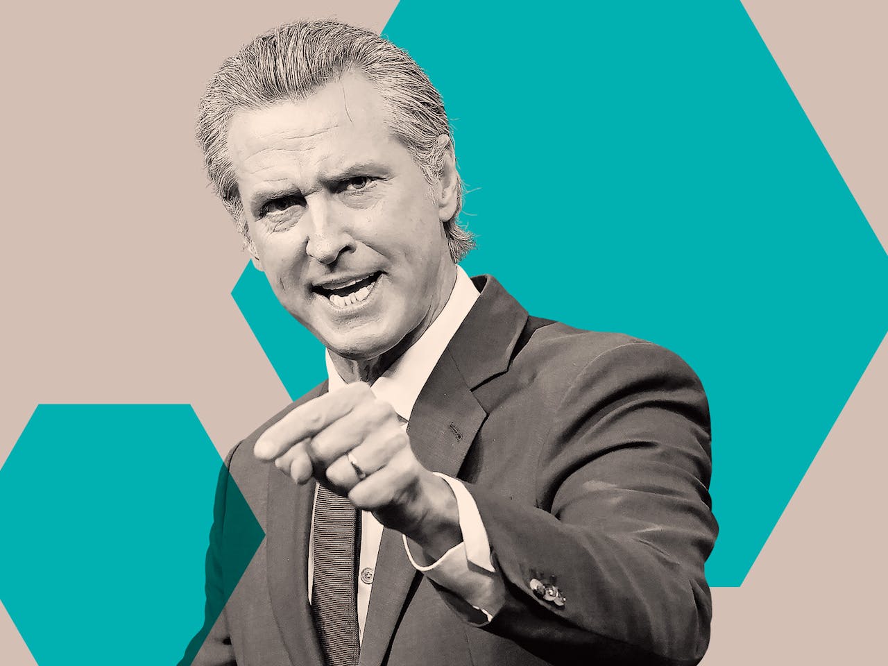 Gavin Newsom is net als Trump niet vies van de schijnwerpers. Zo poseerde hij ooit voor een lifestyleblad met zijn toenmalige vrouw Kimberley Guilfoyle, nu de partner van Donald Trump jr..