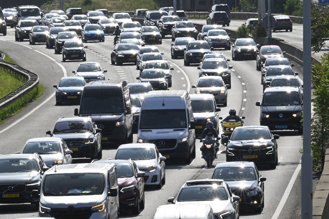 Auto’s en andere voertuigen in de avondspits op de A20 rond Rotterdam. De twee bedrijven waar Main Capital een meerderheidsbelang in neemt, ontwikkelen software voor leasebedrijven en autoverhuurders.
