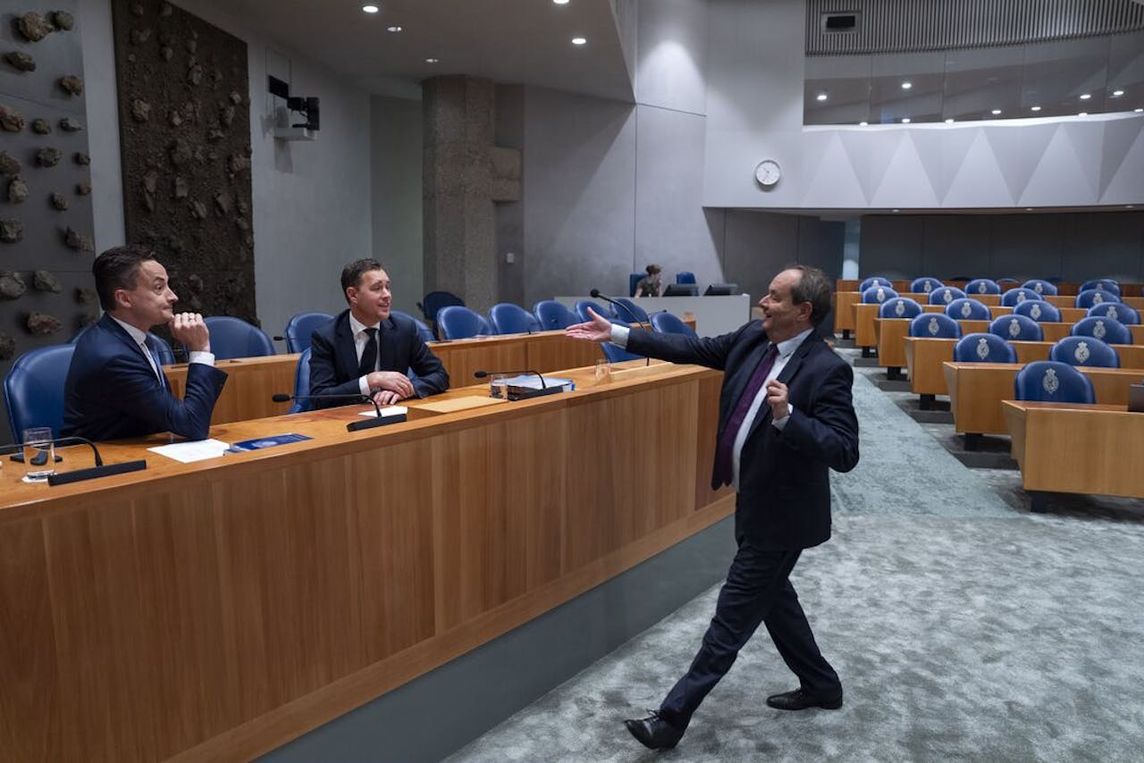 Staatssecretaris Tjebbe van Oostenbruggen (Fiscaliteit en Belasting, links), minister Eelco Heinen (Financiën, midden) en kamerlid Hans Vijlbrief (D66) tijdens het debat over de voorjaarsnota.