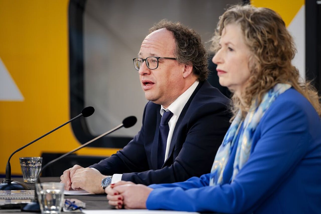 President-directeur Wouter Koolmees en directeur financiën Angelique Magielse van de NS. NS en bonden zijn in een hoogopgelopen ruzie beland over een nieuwe cao.