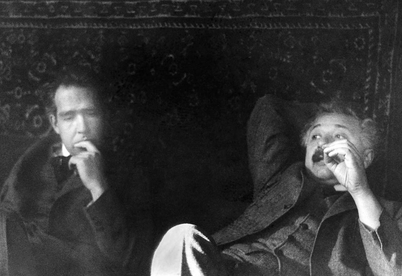 Niels Bohr (po lewej) i Albert Einstein.